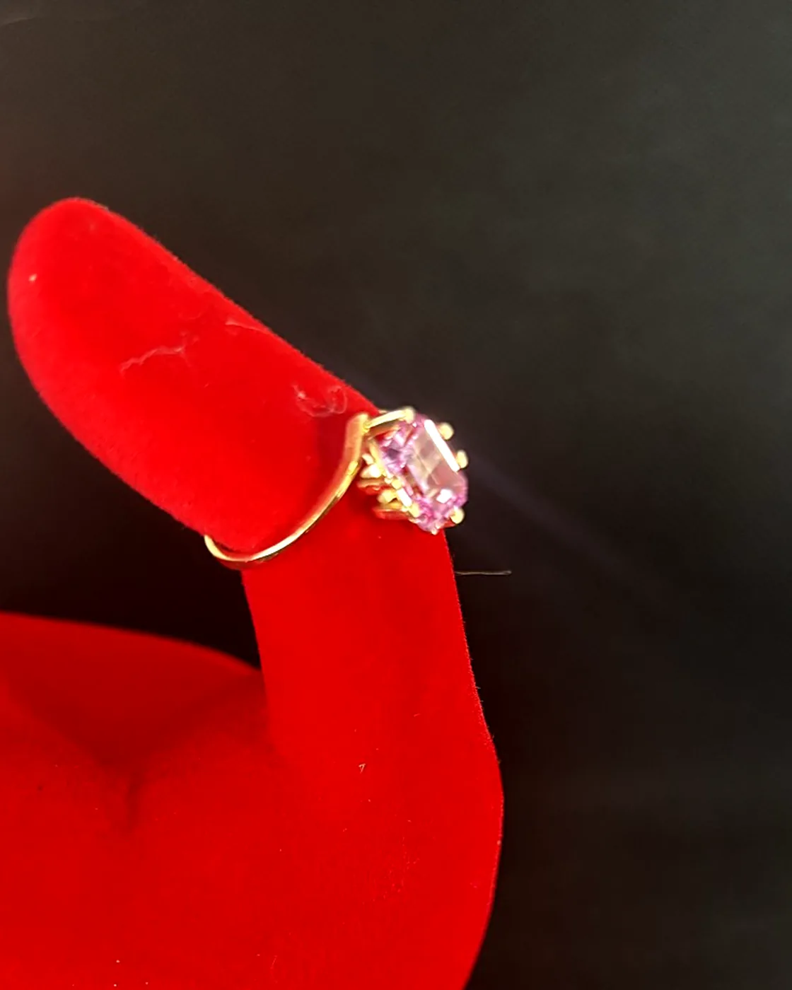 Anillo de oro 18k con piedra rosada