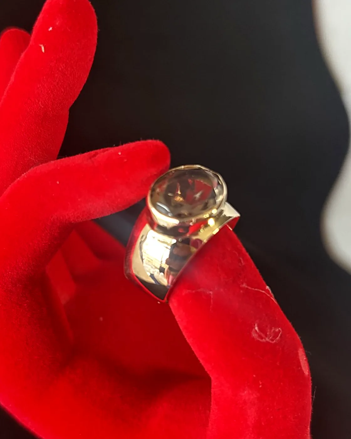 Anillo de oro 18k con piedra café facetada